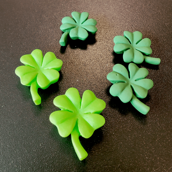 Klavertje vier koelkastmagneetjes in twee kleuren groen