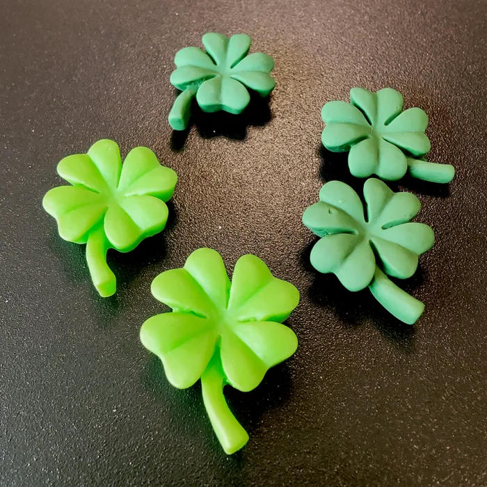 Klavertje vier koelkastmagneetjes in twee kleuren groen