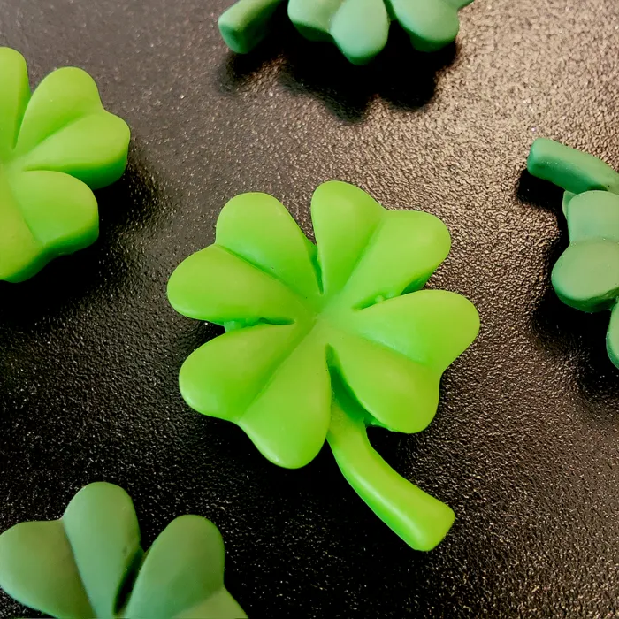 Klavertje vier koelkastmagneetjes van hars in lichtgroen en donkergroen uitgevoerd