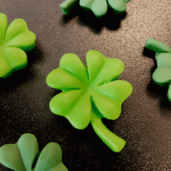 Klavertje vier koelkastmagneetjes van hars in lichtgroen en donkergroen uitgevoerd