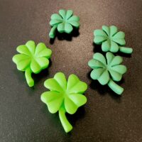 Koelkastmagneten Klavertje Vier 2 Klavertje vier koelkastmagneetjes in twee kleuren groen
