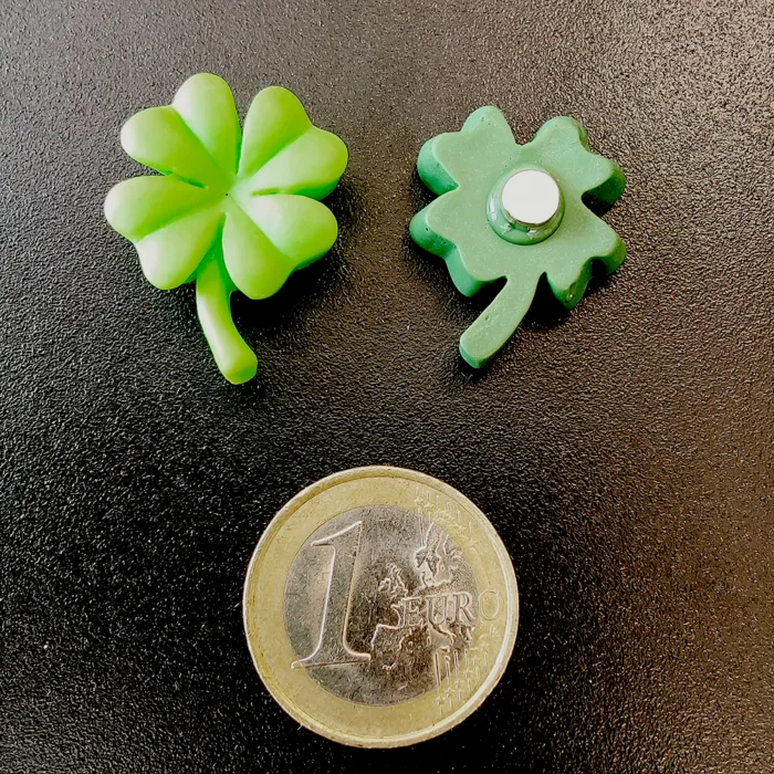 Een lichtgroen klavertje vier en een donkergroen klavertje vier met een magneet aan de achterzijde