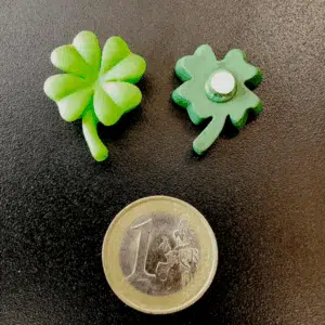 Koelkastmagneten Klavertje Vier 5 Een lichtgroen klavertje vier en een donkergroen klavertje vier met een magneet aan de achterzijde