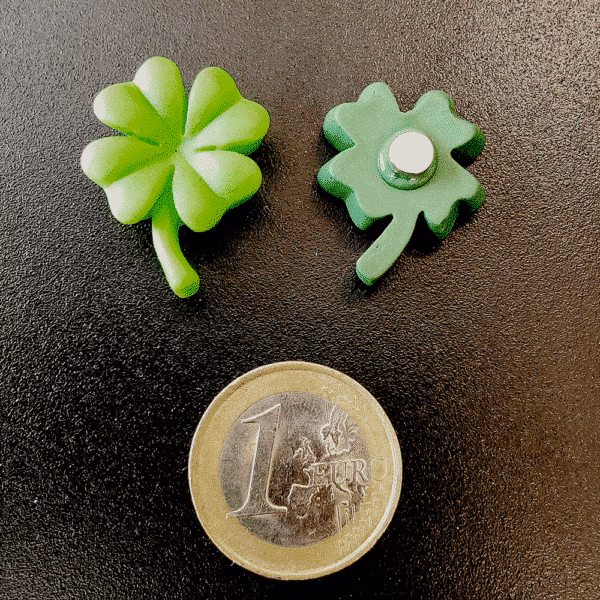 Een lichtgroen klavertje vier en een donkergroen klavertje vier met een magneet aan de achterzijde