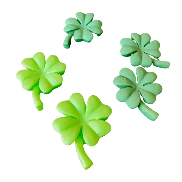 Klavertje vier koelkastmagneetjes is een set van vijf koelkastmagneten in de vorm van een Klaver vier in een lichtgroene kleur en een donker groene kleur