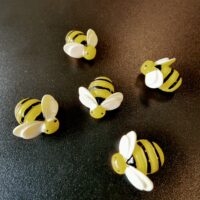 Koelkastmagneet Bijen met witte vleugeltjes en in gele kleur en met zwarte strepen op het lijfje