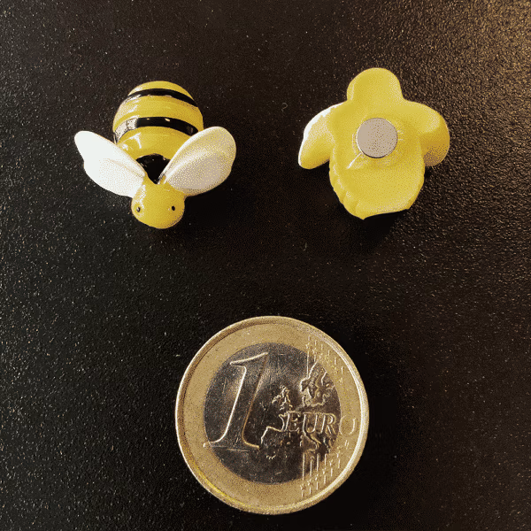 Twee gele bijtjes met een magneetje op de achterzijde
