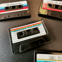 Een groep cassettebandjes met magneetjes te gebruiken als koelkastmagneet