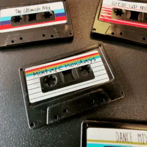 Koelkastmagneet Cassettebandjes Retro 4 Een groep cassettebandjes met magneetjes te gebruiken als koelkastmagneet