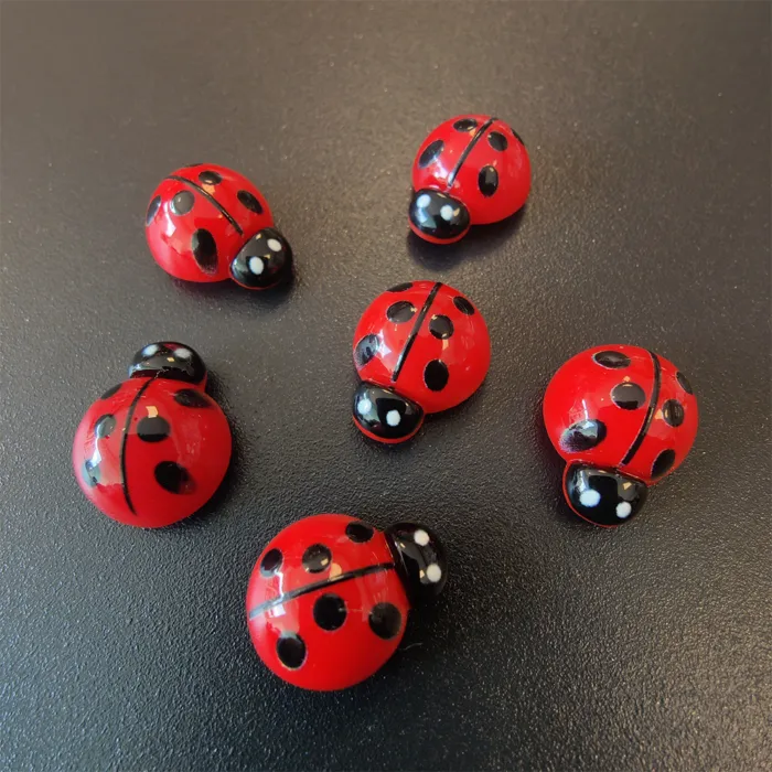 Koelkastmagneetjes in de vorm van lieveheersbeestjes, rood met zwarte stippen