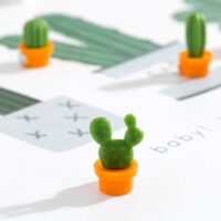 Koelkastmagneetjes Cactus in pot (Neodymium) 4 Koelkastmagneetjes in de vorm van plastic cactussen in terracotta kleurige potjes