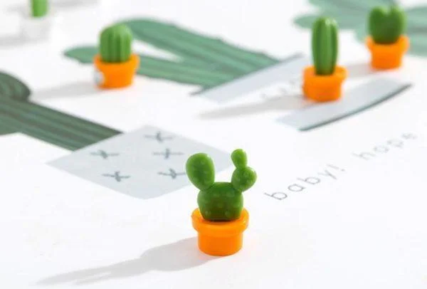 Koelkastmagneetjes in de vorm van plastic cactussen in terracotta kleurige potjes