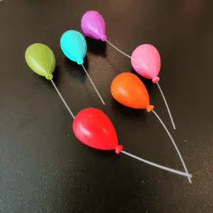 Koelkastmagneetjes Ballon 3 Koelkastmagneetjes Ballon in kleuren rood, oranje, roze, groen, aqua blauw en paars op een zwarte achtergrond