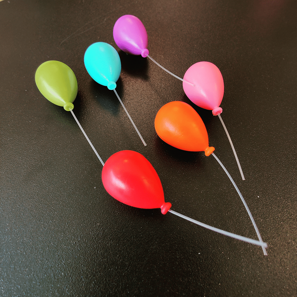 Koelkastmagneetjes Ballon in kleuren rood, oranje, roze, groen, aqua blauw en paars op een zwarte achtergrond