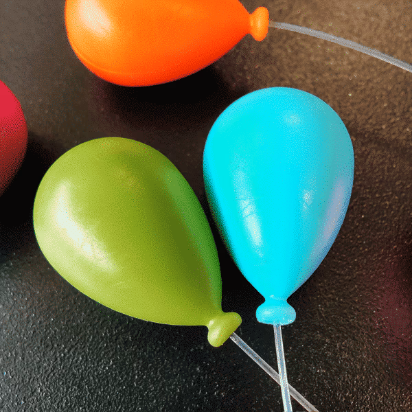 Ballon magneetjes van dichtbij in mooie kleuren groen, aqua blauw en oranje