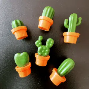Koelkastmagneetjes Cactus in pot (Neodymium) 3 een groep koelkastmagneetjes als plastic cactussen in potten