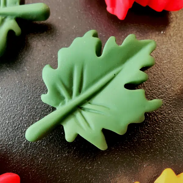 Groen boomblad van hars met een magneetje aan de achterzijde