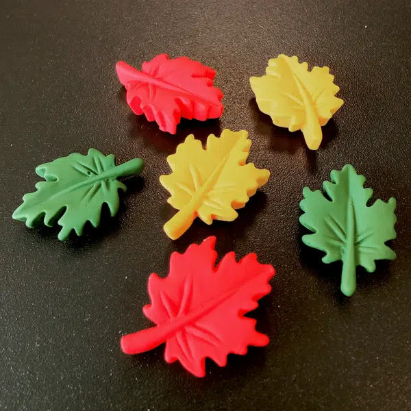 Koelkastmagneetjes bladeren van hars in rood, groen en geel
