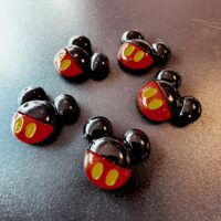 Koelkastmagneten in de vorm van Mickey Mouse hoofd in donker rood.