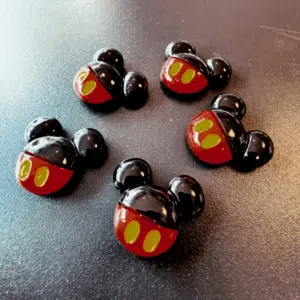 Koelkastmagneten Mickey (5 stuks) 3 Koelkastmagneten in de vorm van Mickey Mouse hoofd in donker rood.