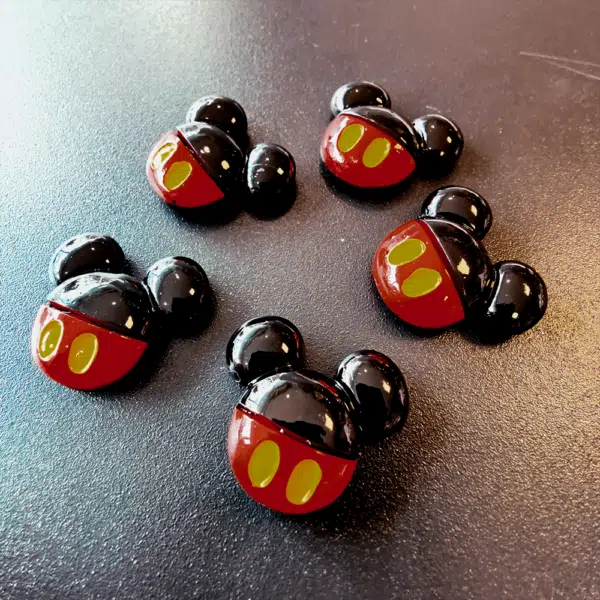 Koelkastmagneten in de vorm van Mickey Mouse hoofd in donker rood.