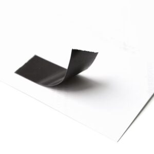 Magneet plakband met houder (5 meter - 2 cm breed) 3 Stukje magneet plakband geplakt op wit papier