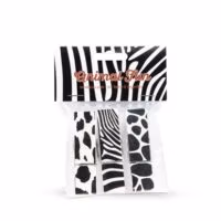 Drie magneetknijpers met zwart-witte zebra en luipaard prints in de verpakking
