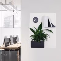 Een wit groot magneetbord van 74x57cm ingericht met magnetische accessoires aan de muur opgehangen