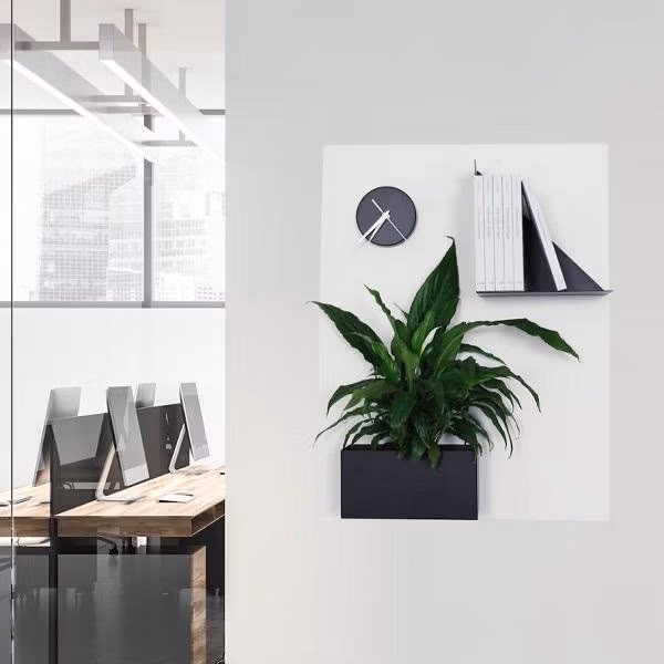 Een wit groot magneetbord van 74x57cm ingericht met magnetische accessoires aan de muur opgehangen