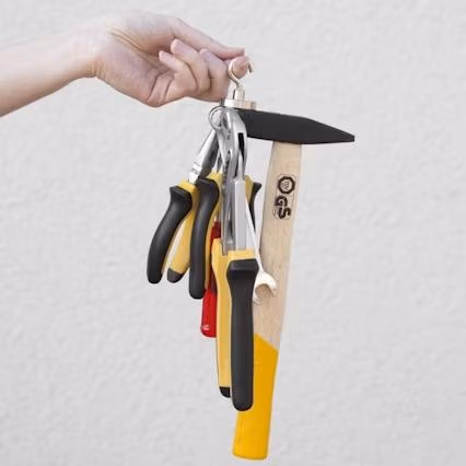 Magneet haak die zo sterk is dat het verschillende gereedschappen vasthoudt zoals een hamer en meerdere tangen