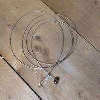 Fotokoord (1.9 meter, zilver) met gratis magneetjes 3 Maak van je muur een persoonlijke galerij met ons magnetisch fotokoord. Eenvoudig, elegant en perfect voor elke ruimte in huis.
