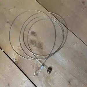 Fotokoord (1.9 meter, zilver) met gratis magneetjes 3 Maak van je muur een persoonlijke galerij met ons magnetisch fotokoord. Eenvoudig, elegant en perfect voor elke ruimte in huis.