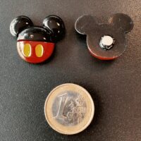 Koelkastmagneten in de vorm van een mickey mouse hoofd in kleuren rood, geel en zwart