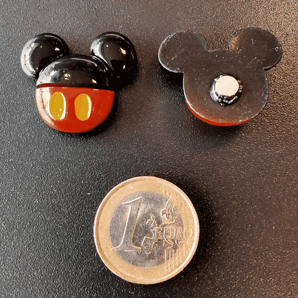 Koelkastmagneten in de vorm van een mickey mouse hoofd in kleuren rood, geel en zwart