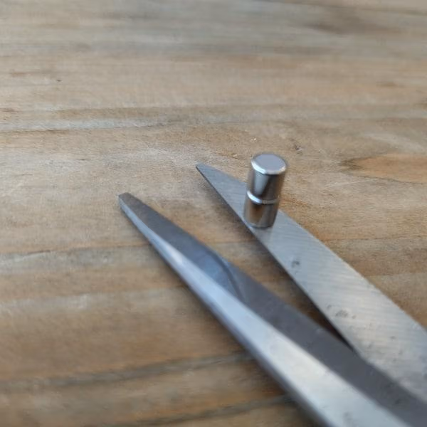 Een naadtoeslag magneet op een stofschaar