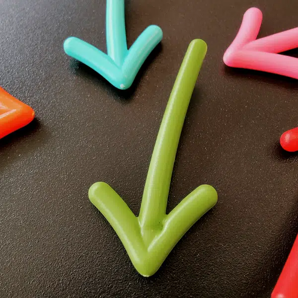 Een groen pijl magneetje om overzicht te krijgen op een magneetbord