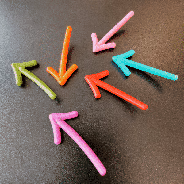 Pijl magneetjes in verschillende kleuren op een magnetenbord