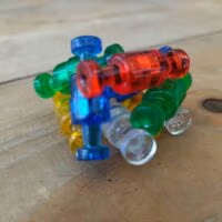 Diverse push pin vormige magneetjes in transparante kleuren die elkaar door de magneet aanraken