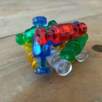 Diverse push pin vormige magneetjes in transparante kleuren die elkaar door de magneet aanraken