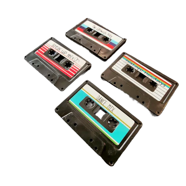 Vier koelkastmagneetjes in de vorm van retro cassettebandjes