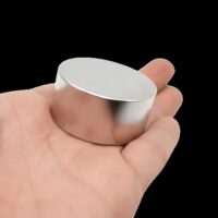 Supermagneet N52 - Ø 40 mm x 20 mm (trekkracht ± 50 kg) 2 Hand die een supermagneet vasthoudt