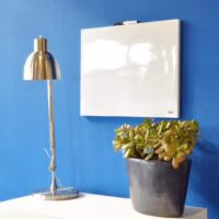 White board zonder rand 40 x 50 cm 7 Strak whiteboard zonder rand is opgehangen aan de muur
