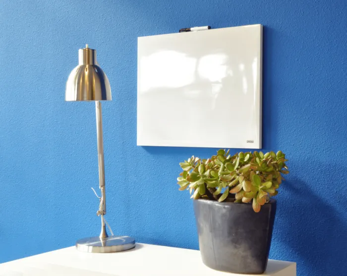 Strak whiteboard zonder rand is opgehangen aan de muur