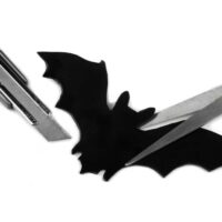Met een schaar en een hobbymes en de juiste magneetfolie kun je heel gemakkelijk zelf magneten maken, zoals dit voorbeeld laat zien van een spannende zwarte vleermuis.