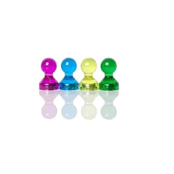 Vier pushpin magneetjes in verschillende kleuren