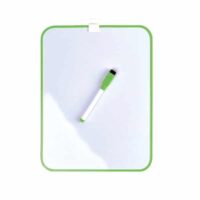 Klein whiteboard met een groene rand en een whiteboardstift met een groene dop en whiteboardwisser verwerkt in de dop
