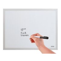 Een whiteboard met bijpassende whiteboardstift en afgewerkt met een aluminium rand