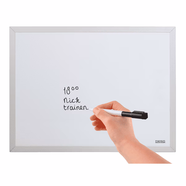 Een whiteboard met bijpassende whiteboardstift en afgewerkt met een aluminium rand
