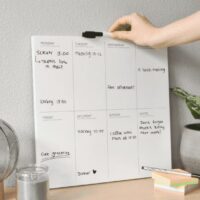 Whiteboard weekplanner (Engels) 35 x 35 cm 3 Voorbeeld van een ingevulde whiteboard weekplanner in het interieur van bijvoorbeeld een thuiskantoor