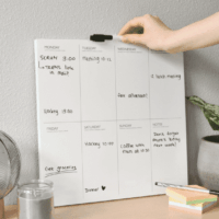 Whiteboard weekplanner (Engels) 35 x 35 cm 3 Voorbeeld van een ingevulde whiteboard weekplanner in het interieur van bijvoorbeeld een thuiskantoor